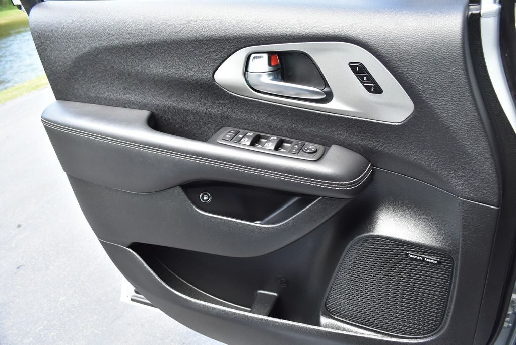 2024 Chrysler Pacifica Hybrid Select Premium S Appearance