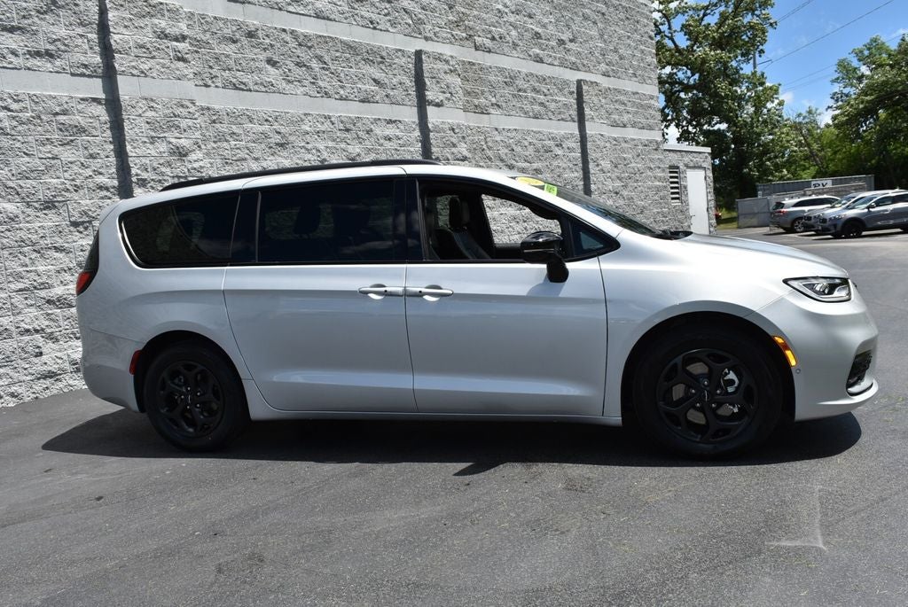 2024 Chrysler Pacifica Hybrid Select Premium S Appearance