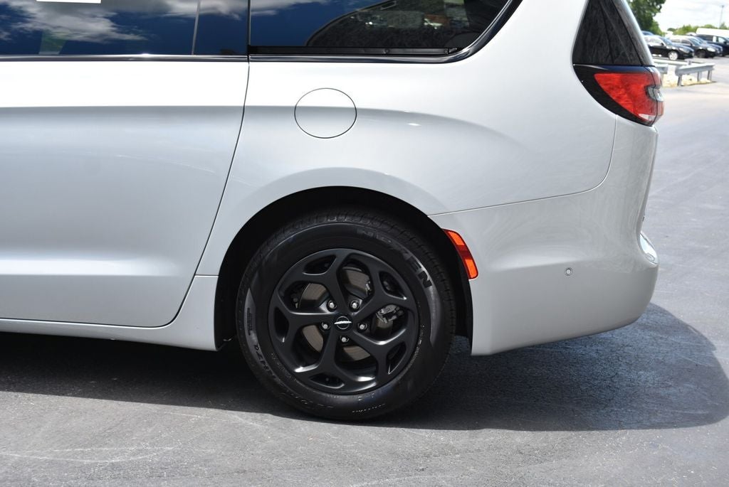 2024 Chrysler Pacifica Hybrid Select Premium S Appearance