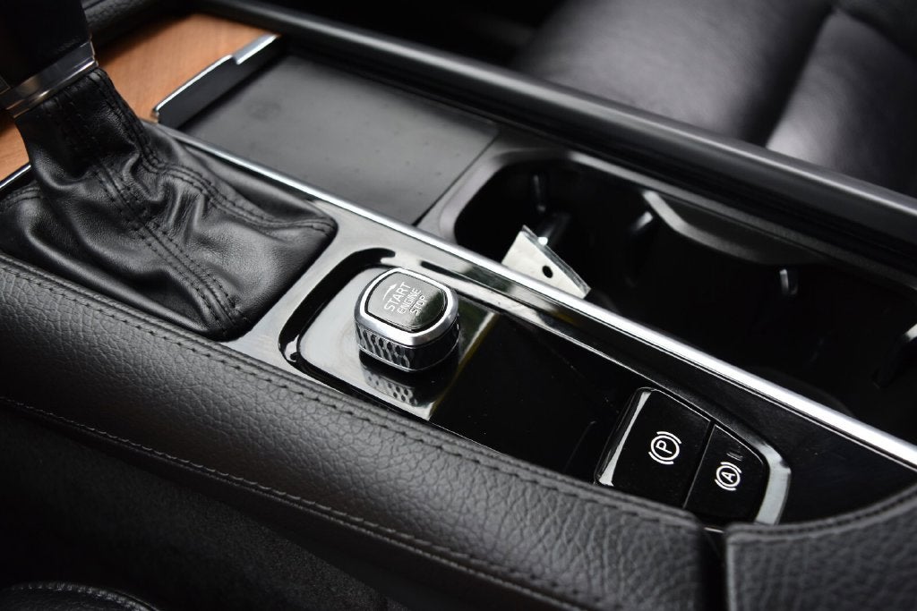 2022 Volvo XC90 T6 Momentum