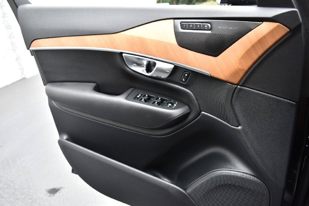 2022 Volvo XC90 T6 Momentum