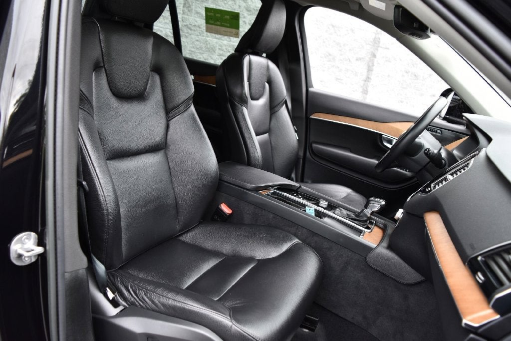 2022 Volvo XC90 T6 Momentum