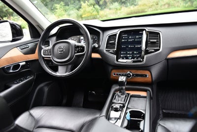 2022 Volvo XC90 T6 Momentum