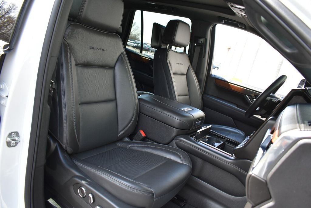 2025 GMC Yukon Denali 4WD